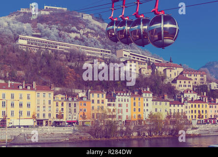 Image de vue aérienne de Grenoble avec des Alpes françaises et du téléphérique, France Banque D'Images