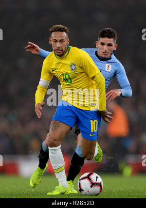 Londres, Royaume-Uni. 16 novembre 2018. Le Brésil de Neymar bat Lucas Torreira de l'Uruguay - Brésil, Uruguay v Friendly International, Emirates Stadium, Londres (Holloway) - 16 novembre 2018 Crédit : Richard Calver/Alamy Live News Banque D'Images
