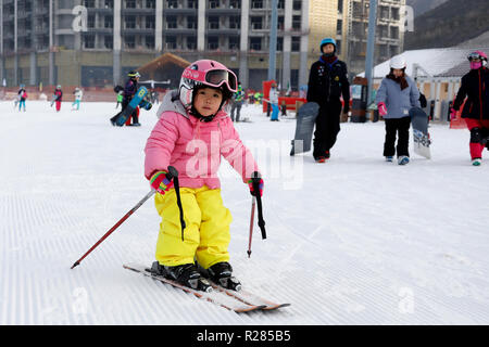 Zhangjiakou, province de Hebei en Chine. 17 novembre, 2018. Un enfant skis à un complexe à Chongli Comté de Zhangjiakou, province de Hebei en Chine du nord, le 17 novembre 2018. Diansen Crédit : Wu/Xinhua/Alamy Live News Banque D'Images