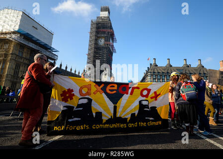 Le pont de Westminster, Londres, Royaume-Uni. Organisé par l'extinction de la rébellion, une manifestation est en cours pour "contre le Gouvernement britannique pour l'inaction criminelle face au changement climatique et catastrophe catastrophe écologique'. Les manifestants bloquent les ponts de la Tamise, de Westminster, Waterloo Bridge, Blackfriars et ainsi perturber la circulation de Lambeth Banque D'Images