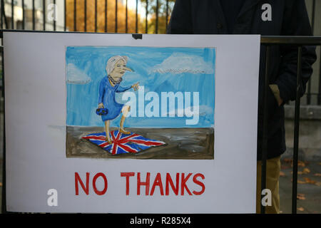 Londres, Royaume-Uni. 14Th Nov, 2018. Une peinture colorée vu suspendu à la clôture au cours de la protestation sur Downing Street.Peu Brexit partisans réunis devant Downing Street avec leurs pancartes Brexit Pro pour montrer leur soutien au gouvernement conservateur dirigé par Theresa mai pour les négociations menées entre le Royaume-Uni et l'Union européenne le plus Brexit termes. Credit : Dinendra Haria SOPA/Images/ZUMA/Alamy Fil Live News Banque D'Images