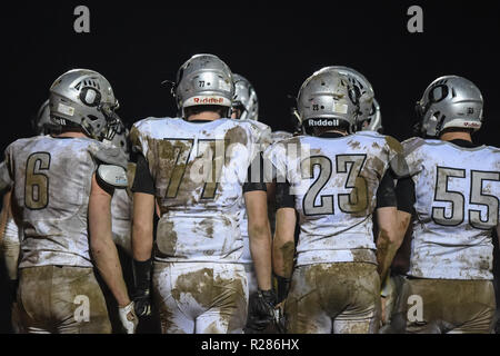 Damas, Maryland, USA, 16 novembre 2018. La ligne offensive de l'Oakdale dans the huddle pendant le Maryland State 2A West championnat régional à Damas. MD. Les ours défait les Hornets 24-7 et a brisé leurs 53 victoires, que l'on croit être la plus longue dans l'histoire de l'école de football aux États-Unis. Credit : Cal Sport Media/Alamy Live News Banque D'Images