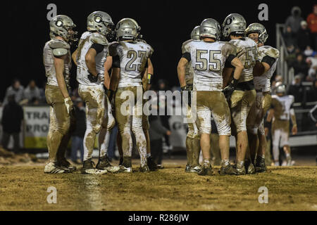 Damas, Maryland, USA, 16 novembre 2018. La ligne offensive de l'Oakdale dans the huddle pendant le Maryland State 2A West championnat régional à Damas. MD. Les ours défait les Hornets 24-7 et a brisé leurs 53 victoires, que l'on croit être la plus longue dans l'histoire de l'école de football aux États-Unis. Credit : Cal Sport Media/Alamy Live News Banque D'Images