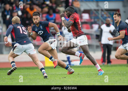 Marseille, France. 17 novembre 2018. Match de qualification pour la Coupe du Monde de Rugby 2019 au Japon entre Hong Kong et le Kenya le 17.11.2018 à Marseille. Tony Onyango Opondo (Kenya, 15) sur le chemin de la tentative, passant Jamie Hood (Hong Kong, 15) et Max Danemark (Hong Kong, 11). Dpa : Crédit photo alliance/Alamy Live News Banque D'Images