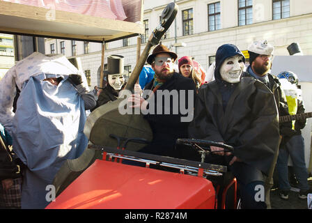 Prag, République tchèque. 17 novembre 2018. Les participants de la procession satirique-politique Prague "Fasnacht" passer par le centre-ville de Prague. Sur le 29ème anniversaire de la Révolution de Velours, le tournant démocratique de 1989, des artistes et des initiatives citoyennes ont montré ce qui se déplace aujourd'hui. L'événement a été inspiré par le carnaval de Bâle. Crédit : Michael Heitmann/dpa/Alamy Live News Banque D'Images