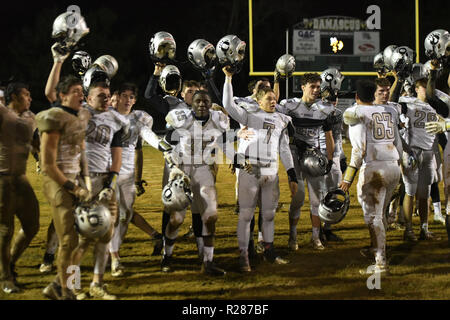 Damas, Maryland, USA, 16 novembre 2018. L'Oakdale joueurs célébrer une victoire historique après le Maryland State 2A West championnat régional à Damas. MD. Les ours défait les Hornets 24-7 et a brisé leurs 53 victoires, que l'on croit être la plus longue dans l'histoire de l'école de football aux États-Unis. Credit : Cal Sport Media/Alamy Live News Banque D'Images