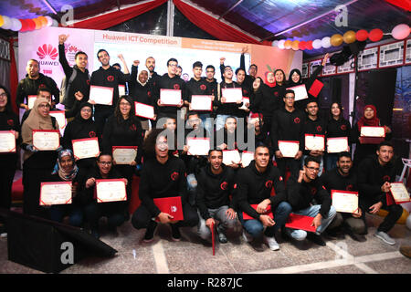 Tunis, Tunisie. 16 novembre 2018. Les étudiants posent pour une photo de groupe lors de la soirée de remise des prix, une activité universitaire de Huawei en Tunisie « graines pour l'avenir", à Tunis, Tunisie, le 16 novembre, 2018. Ce programme consiste à sélectionner les étudiants ingénieurs ayant des connaissances dans le domaine des télécommunications et d'informatique, a déclaré Mohamed Ben Fekih, gestionnaire de programme de la Tunisie pour « graines pour l'avenir." Photo : Adele Ezzine/Xinhua/Alamy Live News Banque D'Images