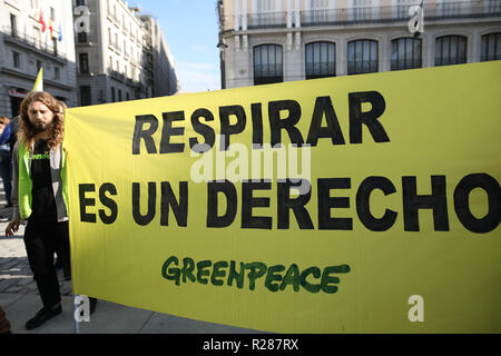 Madrid, Espagne. 17 novembre 2018. En mars de l'appui pour le centre de Madrid, des centaines de personnes ont marché dans les rues du centre de la capitale à pied, à vélo ou en scooter. Plus de 40 associations et partis politiques, tels que ahora Madrid, Equo, Podemos et Greenpeace ont appuyé l'initiative, qui entre en vigueur le 30 novembre le Nov 17, 2018 à Madrid, Espagne Credit : Jesús Encarna/Alamy Live News Banque D'Images