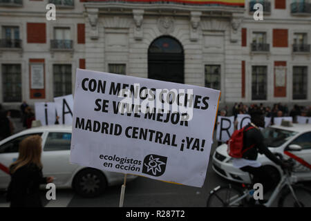 Madrid, Espagne. 17 novembre 2018. En mars de l'appui pour le centre de Madrid, des centaines de personnes ont marché dans les rues du centre de la capitale à pied, à vélo ou en scooter. Plus de 40 associations et partis politiques, tels que ahora Madrid, Equo, Podemos et Greenpeace ont appuyé l'initiative, qui entre en vigueur le 30 novembre le Nov 17, 2018 à Madrid, Espagne Credit : Jesús Encarna/Alamy Live News Banque D'Images