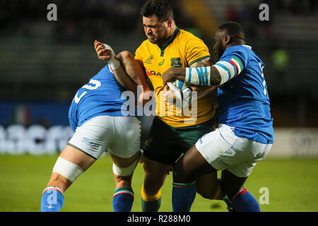 Padova, Italie. 17 novembre, 2018. Wallabies prop Jermaine Ainsley tente de briser la défense de l'Italie en novembre Cattolica Test Match 2018©Massimiliano Carnabuci/Alamy live news Banque D'Images