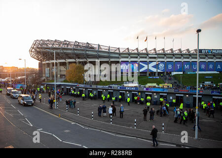 Le stade de Murrayfield, Edinburgh, UK. 17 novembre, 2018. Rugby Union, série internationale d'automne, l'Ecosse contre l'Afrique du Sud ; le soleil se couche à Murrayfield que les fans commencent à arriver : Action Crédit Plus Sport/Alamy Live News Banque D'Images