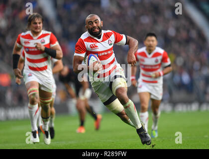 Le stade de Twickenham, London, UK. 17 novembre 2018. Le Japon Michael Leitch (c) en action au cours de 183 International : Angleterre v Japon match au stade de Twickenham. . (Usage éditorial uniquement, licence requise pour un usage commercial. Aucune utilisation de pari, de jeux ou d'un seul club/ligue/dvd publications.) Banque D'Images