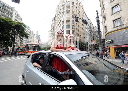 São Paulo, Brésil. 17 novembre 2018. Célébration de Noël BRÉSIL:Le Père Noël est dans la joie des enfants et des adultes dans un centre commercial dans ce samedi, 17. Credit : Cris Faga/ZUMA/Alamy Fil Live News Banque D'Images