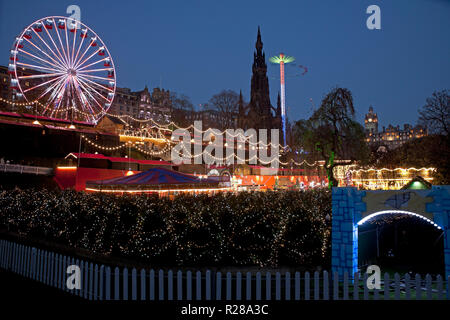 Edinburgh, Ecosse, Royaume-Uni. 17 novembre 2018. Marché de Noël d'Édimbourg s'ouvre dans les jardins de Princes Street à l'Est avec le dessin de la fête des centaines de visiteurs, avec une température de 8 degrés froid et soleil pour la majorité de la journée c'était bien pour sortir et à propos. Banque D'Images