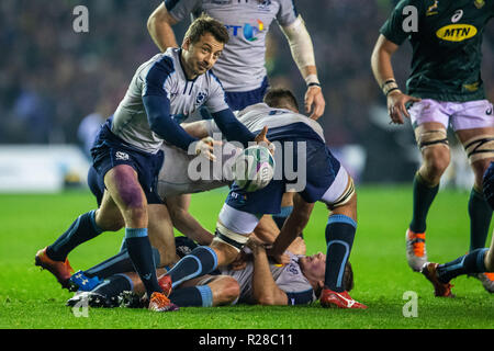 Le stade de Murrayfield, Edinburgh, UK. 17 novembre, 2018. Rugby Union, série internationale d'automne, l'Ecosse contre l'Afrique du Sud ; Greig Laidlaw of Scotland passe le ballon Credit : Action Plus Sport/Alamy Live News Banque D'Images