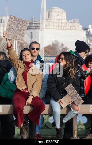 Londres, Royaume-Uni. 17 novembre, 2018. Les défenseurs de l'Extinction, rébellion, bloquer le pont de Westminster, l'un des cinq ponts bloqués dans le centre de Londres, dans le cadre d'un événement pour souligner la Journée de la rébellion criminelle "l'inaction face au changement climatique et catastrophe catastrophe écologique" par le gouvernement britannique dans le cadre d'un programme de désobéissance civile au cours de laquelle des dizaines de militants ont été arrêtés. Credit : Mark Kerrison/Alamy Live News Banque D'Images