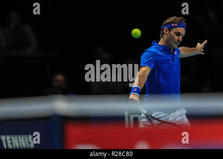 Londres, Royaume-Uni. 17 novembre, 2018. Nitto ATP World Tour finals ; la Suisse de Roger Federer en action lors de leur match contre Alexander Zverev Allemagne de Romena Fogliati Crédit : Crédit : Images Actualités/News Images /Alamy Live News Banque D'Images