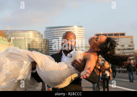 Londres, Royaume-Uni. 17 novembre, 2018. A senior couple profiter de Westminster Bridge étant fermée pour la démonstration. Penelope Barritt/Alamy Live New Banque D'Images