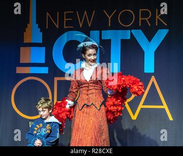 New York, États-Unis, 17 novembre 2018. Musetta (Kate Fruchterman) chante à un enfant (Alcindoro dans l'assistance lors d'un spectacle pour les enfants de La Bohème de Puccini par le New York City Opera. Photo par Enrique Shore Crédit : Enrique Shore/Alamy Live News Banque D'Images