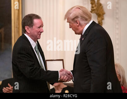 Le Président des Etats-Unis, Donald J. Trump awards la Médaille présidentielle de la liberté pour Elvis Presley lors d'une cérémonie dans l'East Room de la Maison Blanche à Washington, DC le vendredi 16 novembre, 2018. En acceptant le prix est Jack Soden, président-directeur général d'Elvis Presley Enterprises, au nom de l'Presley FamilyThe award est la plus haute distinction civile du pays et est remis par le président aux personnes qui ont fait des contributions méritoires aux États-Unis. Credit : Ron Sachs/CNP (restriction : NO New York ou le New Jersey Journaux ou journaux dans un rayon de 75 km de la ville de New York) Banque D'Images