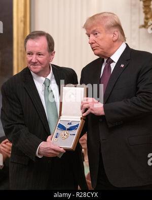 Le Président des Etats-Unis, Donald J. Trump awards la Médaille présidentielle de la liberté pour Elvis Presley lors d'une cérémonie dans l'East Room de la Maison Blanche à Washington, DC le vendredi 16 novembre, 2018. En acceptant le prix est Jack Soden, président-directeur général d'Elvis Presley Enterprises, au nom de l'Presley FamilyThe award est la plus haute distinction civile du pays et est remis par le président aux personnes qui ont fait des contributions méritoires aux États-Unis. Credit : Ron Sachs/CNP (restriction : NO New York ou le New Jersey Journaux ou journaux dans un rayon de 75 km de la ville de New York) Banque D'Images