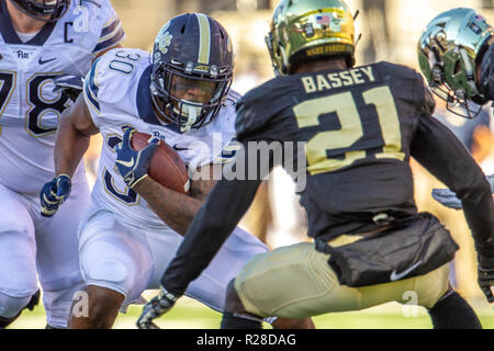 Winston-Salem, NC, USA. 17 novembre, 2018. Pittsburgh Panthers Qadree Ollison running back (30) s'exécute avec la balle dans le match de football du CAC à BB&T Field à Winston-Salem, NC. (Scott Kinser/Cal Sport Media) Credit : csm/Alamy Live News Banque D'Images