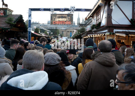 Edinburgh, Ecosse, Royaume-Uni. 17 novembre 2018. Marché de Noël d'Édimbourg s'ouvre dans les jardins de Princes Street à l'Est avec le dessin de la fête des centaines de visiteurs, avec une température de 8 degrés froid et soleil pour la majorité de la journée c'était bien pour sortir et à propos. Banque D'Images