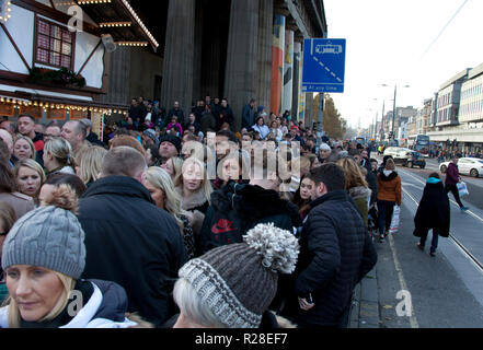 Edinburgh, Ecosse, Royaume-Uni. 17 novembre 2018. Marché de Noël d'Édimbourg s'ouvre dans les jardins de Princes Street à l'Est avec le dessin de la fête des centaines de visiteurs, Banque D'Images