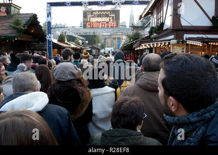 Edinburgh, Ecosse, Royaume-Uni. 17 novembre 2018. Marché de Noël d'Édimbourg s'ouvre dans les jardins de Princes Street à l'Est avec le dessin de la fête des centaines de visiteurs, avec une température de 8 degrés froid et soleil pour la majorité de la journée c'était bien pour sortir et à propos. Banque D'Images