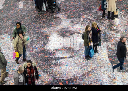 Birmingham, UK. 17 novembre, 2018. Portrait de vingt mètres d'Hilda suffragettes à Burkitt Street Birmingham nouveau hall de la gare de train.Oeuvre de l'artiste Helen Marshall, Face du Suffrage, comprend 3 724 photos du public. Crédit : Paul Quayle/Alamy Live News Banque D'Images