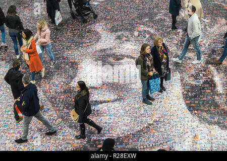 Birmingham, UK. 17 novembre, 2018. Portrait de vingt mètres d'Hilda suffragettes à Burkitt Street Birmingham nouveau hall de la gare de train.Oeuvre de l'artiste Helen Marshall, Face du Suffrage, comprend 3 724 photos du public. Crédit : Paul Quayle/Alamy Live News Banque D'Images