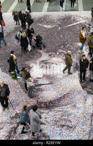 Birmingham, UK. 17 novembre, 2018. Portrait de vingt mètres d'Hilda suffragettes à Burkitt Street Birmingham nouveau hall de la gare de train.Oeuvre de l'artiste Helen Marshall, Face du Suffrage, comprend 3 724 photos du public. Crédit : Paul Quayle/Alamy Live News Banque D'Images