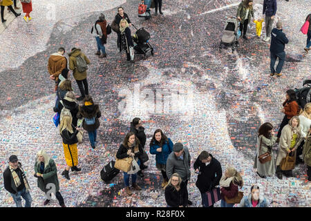 Birmingham, UK. 17 novembre, 2018. Portrait de vingt mètres d'Hilda suffragettes à Burkitt Street Birmingham nouveau hall de la gare de train.Oeuvre de l'artiste Helen Marshall, Face du Suffrage, comprend 3 724 photos du public. Crédit : Paul Quayle/Alamy Live News Banque D'Images