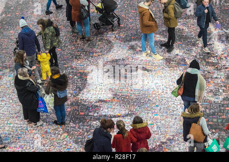 Birmingham, UK. 17 novembre, 2018. Portrait de vingt mètres d'Hilda suffragettes à Burkitt Street Birmingham nouveau hall de la gare de train.Oeuvre de l'artiste Helen Marshall, Face du Suffrage, comprend 3 724 photos du public. Crédit : Paul Quayle/Alamy Live News Banque D'Images