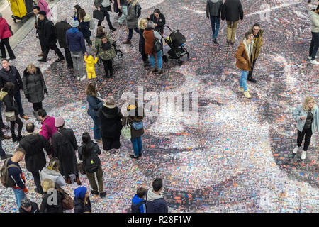 Birmingham, UK. 17 novembre, 2018. Portrait de vingt mètres d'Hilda suffragettes à Burkitt Street Birmingham nouveau hall de la gare de train.Oeuvre de l'artiste Helen Marshall, Face du Suffrage, comprend 3 724 photos du public. Crédit : Paul Quayle/Alamy Live News Banque D'Images