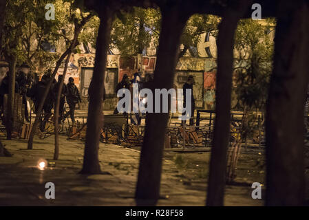 Athènes, Grèce. 17 novembre, 2018. Les anarchistes ont mis le feu à un drapeau grec après une marche de milliers pour commémorer le 45e anniversaire de l'École polytechnique d'Athènes 1973 Soulèvement contre la junte militaire des colonels qui a duré de 1967 à 1974. Plus de 5 000 policiers ont été déployés à Athènes. Credit : Nikolas Georgiou/ZUMA/Alamy Fil Live News Banque D'Images