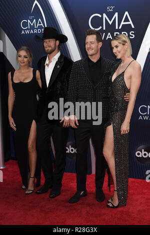Nashville, Tennessee, États-Unis. 14 novembre 2018. Brittney Marie Kelley, Brian Kelley, Tyler Hubbard, Hayley Hubbard, Florida Georgia Line lors de leur arrivée aux Country Music Association Awards 2018. Crédit : Laura Farr Banque D'Images