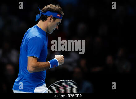 Londres, Royaume-Uni. 17 novembre, 2018. Roger Federer Suisse réagit au cours de la demi-finale contre des célibataires Alexander Zverev de l'Allemagne durant la journée 7 de la Nitto 2018 ATP World Tour finals à l'O2 Arena de Londres, Grande-Bretagne, le 17 novembre 2018. Roger Federer a perdu 0-2. Credit : Han Yan/Xinhua/Alamy Live News Banque D'Images