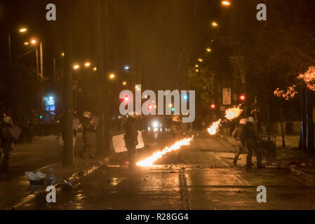 Les manifestants en conflit avec la police anti-émeute, à la suite d'une manifestation massive pour commémorer le soulèvement de l'École polytechnique d'Athènes contre la junte en 1973. Banque D'Images