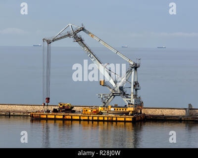 SARDAIGNE, ITALIE - 22 MAI 2018 : grue flottante au port Banque D'Images