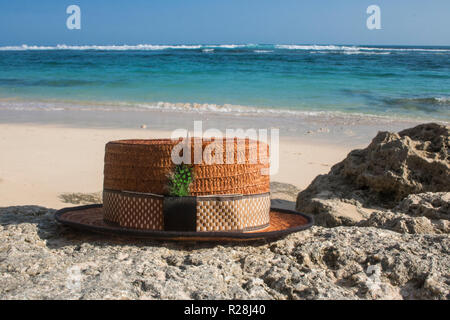 Chapeau canotier avec vue sur la plage photo Banque D'Images