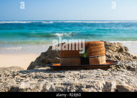 Chapeau canotier avec vue sur la plage photo Banque D'Images
