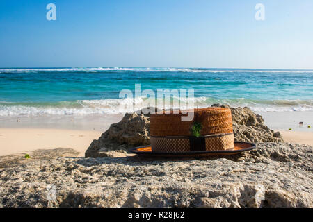 Chapeau canotier avec vue sur la plage photo Banque D'Images