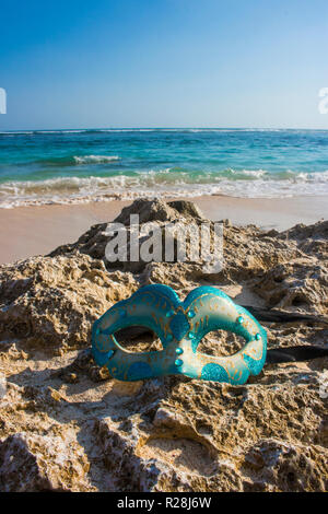 Masquerade party mask on beach voir photo Banque D'Images