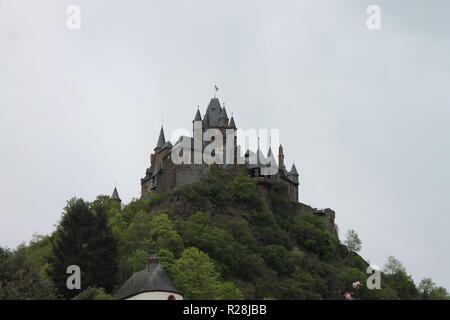 Die Reichsburg Cochem ist eine Burganlage dans der rheinland-pfälzischen Stadt Cochem an der Mosel. Banque D'Images