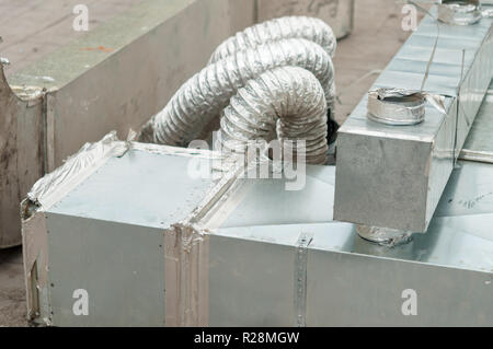 Les conduits de ventilation. Un grand nombre des mêmes composants en métal (l'air, la texture Banque D'Images