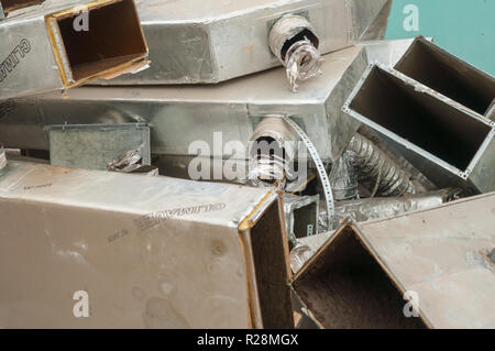 Les conduits de ventilation. Un grand nombre des mêmes composants en métal (l'air, la texture Banque D'Images