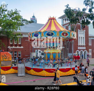 Des gens assis sur un carrousel en attente de la balade pour commencer à l'ouest de l'Australie Perth festival de Noël. Banque D'Images