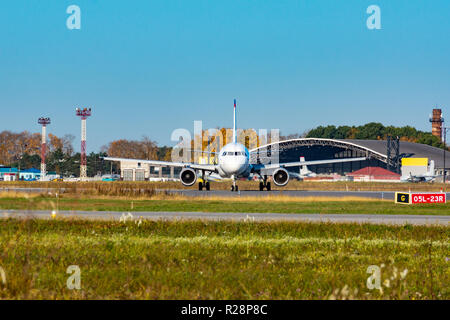 L'avion Les taxis sur la piste. La préparation pour le décollage. Aéroport le plus Khabarovsk-New euhhh, la Russie. Airbus A319-111. Banque D'Images