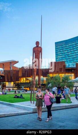 Mère et fille marcher passé par Tjylyungoo statue Wirin Yagan à Perth en Australie occidentale. carrés Banque D'Images